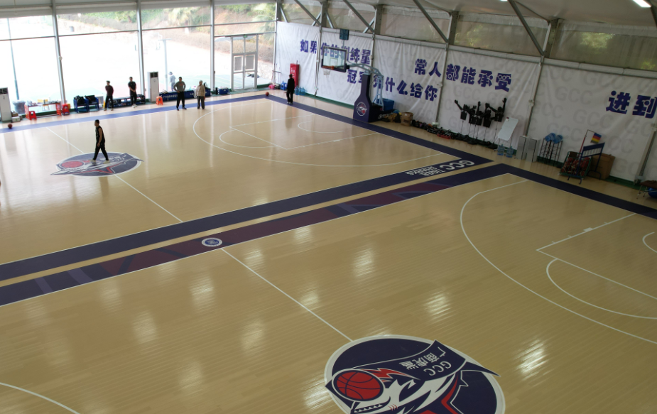 唯美康高校體育館運動木地板完工實景，符合高校運動地板進場驗收標準，適配教學與賽事使用