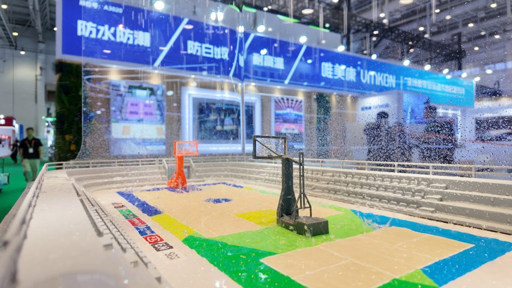 門體博會唯美康防水運動地板沙盤淋雨試驗，生物基地板現(xiàn)場防水演示